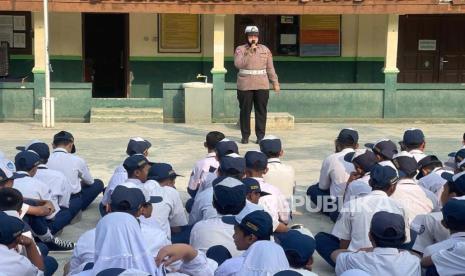 Ilustrasi kegiatan sosialisasi perlindungan perempuan dan anak di madrasah.