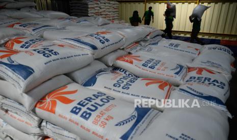 Pekerja melakukan bongkar muat karung berisi beras di Gudang Beras Food Station, Cipinang, Jakarta. 