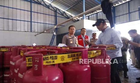 Unit Tipidter Satreskrim Polresta Bandung berhasil membongkar praktik tindak pidana suntik gas subsidi 3 kilogram ke tabung gas non subsidi 5.5 kilogram dan 12 kilogram di wilayah Baleendah, Kabupaten Bandung. Empat orang tersangka diamankan berinisial K alias Roy, ET, FN dan DD. 