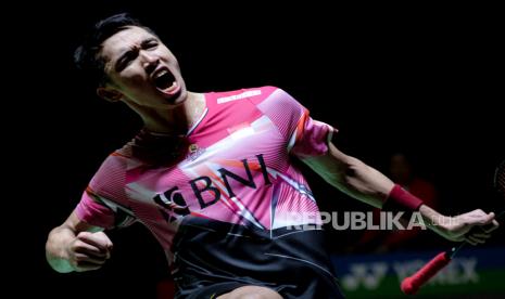 Ekspresi pebulu tangkis tunggal putra Indonesia Jonatan Christie usai berhasil menang melawan lawannya.