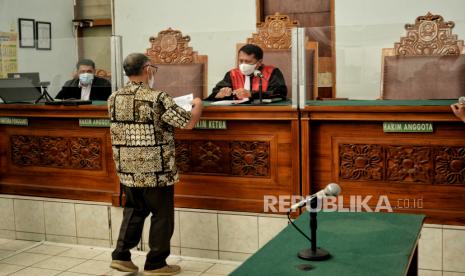 Kuasa Hukum Mardani H. Maming, Bambang Widjojanto memberikan berkas kepada Majelis Hakim saat menjalani sidang praperadilan di Pengadilan Negeri Jakarta Selatan, Selasa (12/7/2022). Mantan Bupati Tanah Bumbu yang juga merupakan Bendahara Umum PBNU, Mardani H Maming mengajukan sidang praperadilan atas penetapan status tersangka oleh KPK terkait dugaan kasus suap pengurusan izin usaha pertambangan (IUP) di Kabupaten Tanah Bumbu. Dalam sidang perdana praperadilan pada Selasa (12/7/2022), KPK meminta Majelis Hakim untuk menunda sidang karena KPK masih membutuhkan waktu untuk mempersiapkan administrasi dan jawaban untuk diajukan dalam sidang praperadilan. Republika/Thoudy Badai