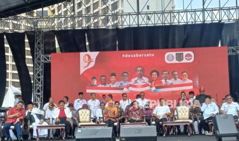 Presiden RI Kelima Megawati Soekarnoputri, Menteri Dalam Negeri Tito Karnavian, Menteri Pendayagunaan Aparatur Negara dan Reformasi Birokrasi Azwar Anas hadir di acara peringatan sembilan tahun UU Desa di Parkir Timur Senayan GBK, Jakarta, Ahad (19/3/2023). 