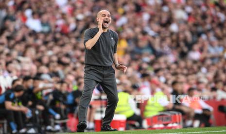 Pelatih Manchester City Pep Guardiola meneriaki pasukannya saat melawan Arsenal di ajang Liga Primer Inggris, Ahad (8/10/2023). 