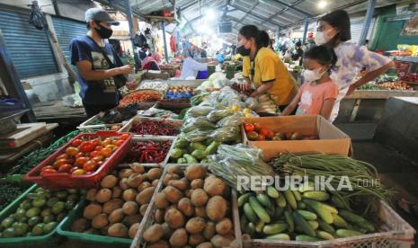 Aktivitas di pasar tradisional (ilustrasi). Survei Pemantauan Harga Bank Indonesia (BI) memperkirakan pada Februari 2022 akan terjadi deflasi sebesar 0,05 persen dibandingkan bulan sebelumnya (month to month/mtm), berdasarkan perkembangan harga pada minggu keempat.