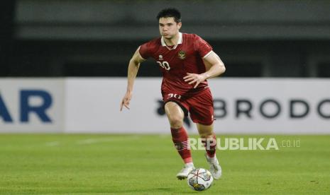 Pemain bertahan timnas Indonesia Elkan Baggot saat melawan Burundi dalam laga Fifa Match Day di Stadion Patriot Candrabhaga, Bekasi, Jawa Barat, Sabtu (25/3/2023). Dalam laga itu Indonesia menang dengan skor 3-1. Gol timnas Indonesia dicetak Yakob Sayuri, Dendy Sulistyawan dan Rizky Ridho Ramadhani.