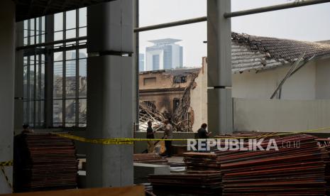 Petugas menyisir area lokasi kebakaran Museum Nasional di Jakarta, Ahad (17/9/2023). Mendikbud Nadiem sebut pemerintah prioritas perlindungan artefak di Museum Nasional.