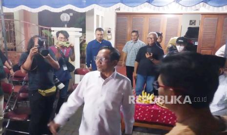 Calon wakil presiden nomor urut 3 Mahfud MD saat ditemui di kediamannya di Yogyakarta, Selasa (13/2/2024). 