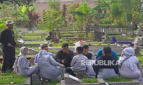 Peziarah memadati tempat pemakaman umum (TPU) Babakan Ciparay atau Porib, Caringin, Kota Bandung pada hari Lebaran 1444 Hijriah, Sabtu (22/4/2023). 