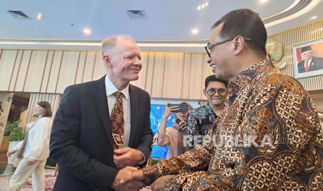 Menteri Perhubungan Budi Karya Sumadi menyabut tamu dari sejumlah kedutaan besar dalam acara Halal Bi Halal di Gedung Kemenhub, Rabu (10/4/2024). 