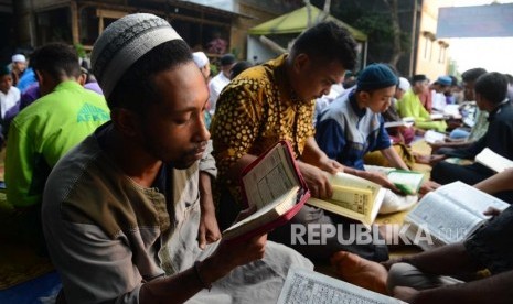 Santri  Pondok Pesantren Nuu Waar saat mengaji dalam rangka kegiatan Khatam AL-Quran 2500 Kali Santri  di  pondok pesantren Nuu Waar, Bekasi, Jawa Barat, Rabu (13/6).