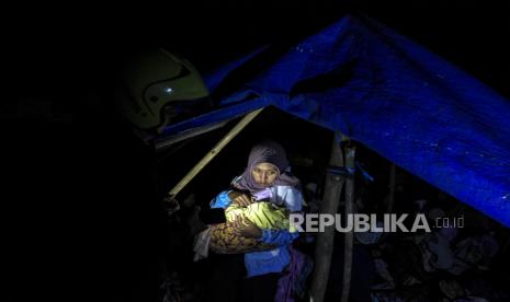 Sejumlah warga mengungsi di lahan persawahan pasca gempa bumi di Cijedil, Kecamatan Cugenang, Kabupaten Cianjur, Senin (21/11/2022). Berdasarkan data dari Pengendalian Operasi (Pusdalops) Badan Nasional Penanggulangan Bencana (BNPB) hingga pukul 19.34 WIB jumlah korban meninggal dunia akibat gempa bumi mencapai 62 orang. Republika/Abdan Syakura