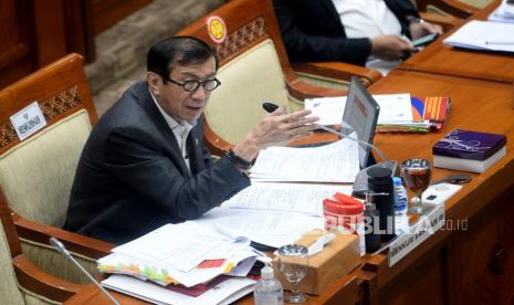 Menteri Hukum dan Hak Asasi Manusia (Menkumham) Yasonna H Laoly mengikuti rapat kerja dengan Komisi III DPR di Kompleks Parlemen, Senayan, Jakarta, Rabu (2/2/2022). Rapat tersebut membahas evaluasi kinerja dan capaian Kemenkumham Tahun 2021 serta rencana kerja Kemenkumham di Tahun 2022.Prayogi/Republika.