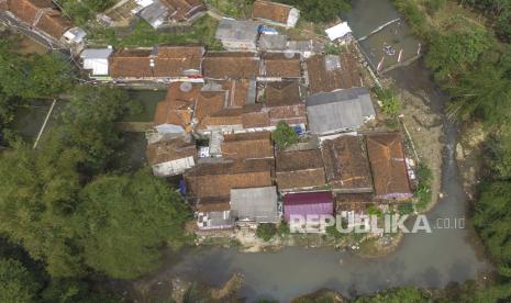 Foto udara bataran Sungai Cileueur di Kelurahan Ciamis, Kabupaten Ciamis, Jawa Barat, Selasa (18/8). Kementerian Keuangan (Kemenkeu) menyebutkan, perlindungan sosial merupakan instrumen utama pemerintah untuk melindungi masyarakat miskin dan rentan. Sepanjang tahun lalu, melalui Program Pemulihan Ekonomi Nasional (PEN), perlindungan sosial terbukti mampu melindungi masyarakat miskin dan rentan dengan menahan angka kemiskinan di level 10,19 persen pada September 2020.