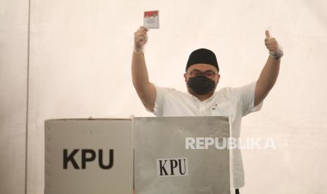 Calon Bupati Kediri Haninditho Himawan Pramono (kiri) menggunakan hak pilihnya pada Pilkada Kabupaten Kediri di Kediri, Jawa Timur, Rabu (9/12/2020). Haninditho Himawan Pramono yang merupakan anak Sekretaris Kabinet Pramono Anung tersebut maju sebagai calon tunggal Pilkada Kediri. 