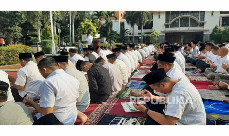 Suasana sholat Istisqa atau sholat minta hujan di Balaikota Depok Rabu (4/10/2023). Ibadah ini dilakukan secara serentak di tingkat kota, kecamatan hingga kelurahan karena kemarau yang membuat kekeringan di berbagai wilayah di Depok.