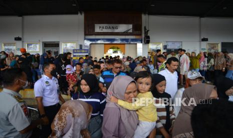 Sejumlah calon penumpang bersiap menaiki kereta api ekonomi Sibinuang jurusan Pariaman di Stasiun Kereta Api Simpang Haru Padang, Sumatera Barat, Minggu (23/4/2023). PT KAI Divre II Sumbar menambahkan dua kereta api ekonomi jurusan Pariaman untuk mengantisipasi lonjakan penumpang selama libur Lebaran yang pada hari kedua Idul Fitri ini sudah mencapai 40 persen dibandingkan hari biasa. 