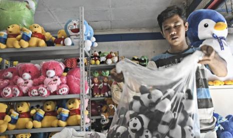 Pekerja merapikan boneka yang akan dikirim di kokao toys mart, Bekasi, Jawa Barat, Sabtu (18/9/2021). Kementerian Koordinator Bidang Perekonomian terus memaksimalkan peran Kredit Usaha Rakyat (KUR) untuk membantu UMKM bertahan saat pandemi COVID-19 dan hingga September 2021 penyaluran KUR telah mencapai Rp179.54 triliun (63%) kepada 4,77 debitur dengan non performing loan tetap terjaga di 0,99%. (Antara/Fakhri Hermansyah)