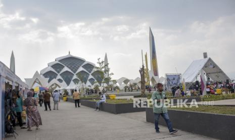 Pengunjung melihat sejumlah produk UMKM unggulan Jawa Barat pada acara Mumtaz Fest di pelataran Masjid Raya Al Jabbar, Gedebage, Kota Bandung, Jawa Barat, Jumat (18/8/2023). Pemerintah Provinsi Jawa Barat menggelar Muharram UKM Terbaik Zillenial Festival (Mumtaz Fest) yang bertujuan untuk mempromosikan dan memasarkan produk UMKM, UKM zillenial, serta produk peserta OPOP (One Pesantren One Product) terbaik unggulan dari 27 kabupaten dan kota se-Jawa Barat. 