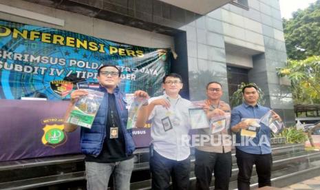 Direktorat Reserse Kriminal Khusus (Ditreskrimsus) Polda Metro Jaya menetapkan pria bernama Mohammad Iman Mahlil Lubis (MIML) sebagai tersangka kasus penempelan kode batang (barcode) atau Quick Response Code Indonesian Standard (QRIS) kotak amal palsu