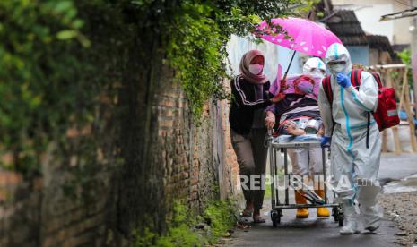 Petugas kesehatan menjemput pasien COVID-19 di Jakarta, Ahad (13/12/2020). Juru Bicara Pemerintah untuk Penanganan Covid-19 Wiku Adisasmito menyampaikan, hasil riset yang telah dipublikasikan di jurnal ilmiah internasional PLOS One ini menunjukkan bahwa kematian akibat Covid-19 memang punya kaitan erat dengan faktor usia dan komorbiditas pasien. 