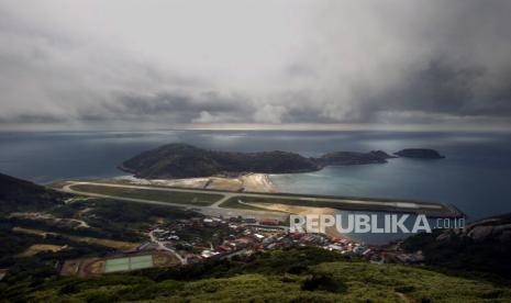 FILE - Pemandangan dari puncak Gunung Bi setinggi 220 meter (670 kaki) menghadap ke bawah pada landasan tunggal bandara yang menjorok ke laut di Beigan di gugusan pulau Matsu, lepas pantai utara Taiwan, 22 Agustus 2012. Taiwan