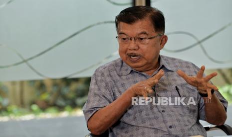 Wakil Presiden Republik Indonesia ke 10 dan 12 Jusuf Kalla. Ketua DMI Jusuf Kalla minta tingkatkan kewaspadaan di masjid soal penipuan kode Qris.