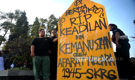 Aliansi Mahasiswa UGM melakukan aksi unjuk rasa di Bundaran UGM, Yogyakarta, Senin (25/9/2023). Pada aksi ini mereka mengangkat tema September nestapa : rekoleksi kejahatan negara. Untuk merespon banyaknya tindakan represif aparatur negara dan banyaknya kasus agraria seperti Dago Elos, Rempang, Wadas, dan lainnya. Selain itu, juga tuntuk mengingatkan kembali kasus-kasus HAM yang tidak diselesaikan oleh negara.