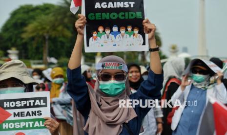 MER-C bersama Ikatan Dokter Indonesia (IDI), dan organisasi profesi kesehatan melakukan aksi di Patung Kuda, Jakarta, Jumat (15/12/2023).