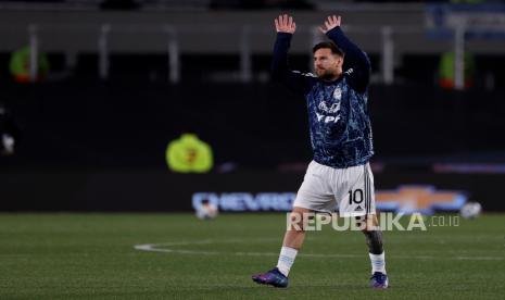 Lionel Messi dari Argentina melambai sebelum dimulainya pertandingan sepak bola kualifikasi Piala Dunia CONMEBOL Qatar 2022 antara Argentina dan Uruguay di Stadion Monumental di Buenos Aires, Argentina, 10 Oktober 2021.