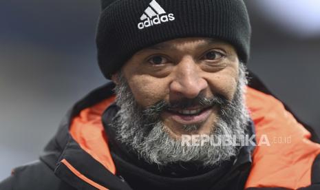 Pelatih kepala Wolverhampton Wanderers Nuno Espirito Santo tersenyum di akhir pertandingan Liga Premier Inggris antara Wolves dan Leicester City di Stadion Molineux di Wolverhampton, Inggris Minggu, 7 Februari 2021. 