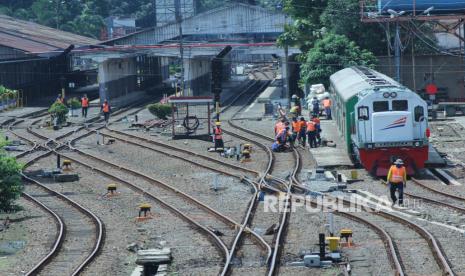 PT KAI menyatakan, pihaknya masih menyediakan 16 KA lokal di Daop 8 Surabaya. Jumlah ini terhitung sejak 6 Mei 2020 di mana 30 perjalanan KA telah dibatalkan sebelumnya.