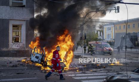 Syekh Abdullah bin Bayah menjadi pembicara dalam forum Religion of Twenty (R20). Foto:   Seorang pekerja medis berlari melewati mobil yang terbakar setelah serangan Rusia di Kyiv, Ukraina, Senin, 10 Oktober 2022. Ketahanan warga Ukraina dalam perang yang berlangsung hampir 8 bulan terus tak tergoyahkan, meskipun serangan meningkat. dipandang sebagai tanggapan dendam Presiden Rusia Vladimir Putin terhadap ledakan yang merusak jembatan yang dibangun Moskow ke Semenanjung Krimea yang dicaplok Kremlin pada 8 Oktober.