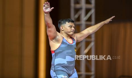 Pegulat putra Indonesia Lulut Gilang Saputra melakukan selebrasi usai mengalahkan pegulat Vietnam Dinh Hieu Nghiem pada pertandingan gulat gaya Yunani Romawi (Greco Roman) 87 kilogram putra SEA Games 2023 di Chory Changvar International Convention and Exibhition Center, Phnom Penh, Kamboja, Minggu (14/5/2023). Lulut berhasil meraih medali emas usai mengalahkan pegulat Vietnam dengan skor 7-5, sehingga menduduki peringkat pertama dengan total 25 poin yang diikuti pegulat Vietnam Dinh Hieu Nghiem dengan 20 poin dan perunggu pegulat Kamboja Chheoung Veasna 15 poin.  