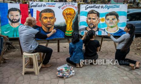 Seniman dan siswa India dari Sekolah Seni Gurukul menggambar lukisan untuk menyemangati Argentina dan Prancis menjelang Final Piala Dunia FIFA 2022 di Mumbai, India, 16 Desember 2022. Argentina akan menghadapi Prancis dalam pertandingan sepak bola final Piala Dunia FIFA 2022 pada 18 Desember 2022 di Lusail, Qatar.