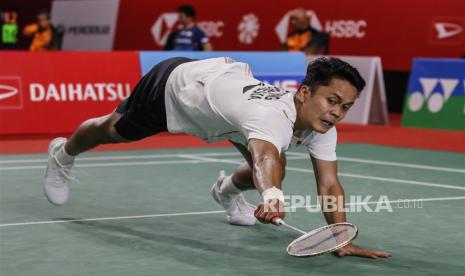 Anthony Sinisuka Ginting. Ginting lolos ke babak perempat final Singapore Open 2023.