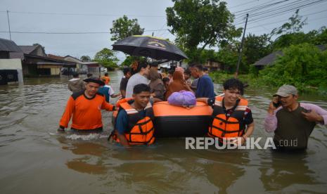 Petugas BPBD Padang mengevakuasi warga di Jalan DPR, Dadok Tunggul Hitam, Padang, Sumatera Barat, Jumat (8/3/2024). Banjir akibat intensitas hujan tinggi sejak Kamis (7/3/2024) merendam ratusan rumah di kota Padang dan sekitarnya sehingga warga diungsikan ke tempat yang lebih aman.  