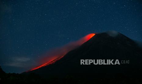 Luncuran lava pijar Gunung Merapi terlihat dari Cangkringan, Sleman, DI Yogyakarta, Ahad (15/8/2021). Menurut data Balai Penyelidikan dan Pengembangan Teknologi Kebencanaan Geologi (BPPTKG) periode pengamatan Minggu, 15 Agustus 2021 pukul 00:00-06.00 WIB terjadi satu kali awan panas guguran dengan jarak luncur 2.000 meter dan 10 kali guguran lava pijar dengan jarak luncur maksimal 1.500 meter ke arah barat daya. 