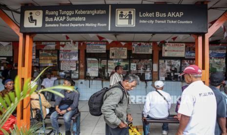 Sejumlah calon penumpang bus menunggu jadwal keberangkatannya di depan loket tiket di Terminal Kalideres, Jakarta.