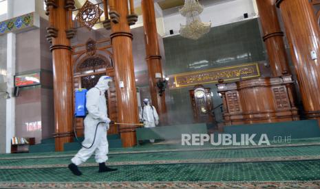 Anggota Brimob Unit Kimia Biologi Radioaktif (KBR) Polda Lampung menyemprotkan cairan disinfektan di lingkungan Masjid Agung Al-Furqon Bandar Lampung, Lampung, Senin (12/4/2021). Masjid Agung Al-Furqon Bandar Lampung dibuka untuk kegiatan ibadah pada bulan Ramadhan 1442 H dengan tetap menerapkan protokol kesehatan mencegah penyebaran COVID-19 dengan mengacu Surat Edaran Menteri Agama Nomor 3 Tahun 2021. 