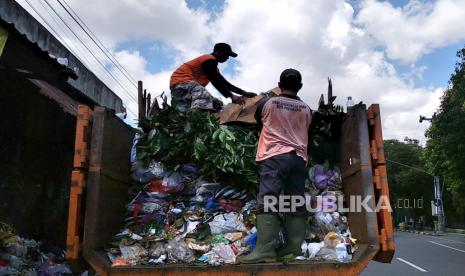 Petugas kebersihan mengangkut sampah ke atas truk pengangkut di tempat pembuangan sampah Lempuyangan, Yogyakarta, Ahad (18/12/2022). Masyarakat Kita Yogyakarta mulai Januari 2023 dilarang membuang sampah anorganik. Pemerintah menghimbau masyarakat mengelola sampah anorganik secara mandiri atau melalui bank sampah. Aturan nol sampah anorganik ini tertuang dalam Surat Edaran Wali Kota Jogja No 660/6123/SE/2022 tentang Gerakan Zero Sampah Anorganik.