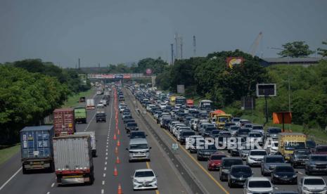 Kendaraan memadati tol Jakarta-Cikampek di kawasan Karawang, Jawa Barat, Kamis (24/12). Jasa Marga bersama   pihak Kepolisian melakukan rekayasa lalu lintas contraflow di Jalan Tol Jakarta-Cikampek (Japek) arah Cikampek mulai dari KM 57 hingga KM 61 guna mengurai kepadatan kendaraan saat libur Natal dan Tahun Baru. Republika/Thoudy Badai