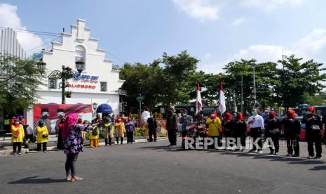 Beberapa elemen masyarakat menyanyikan lagu Indonesia Raya di kawasan wisata Jalan Malioboro, Yogyakarta, Selasa (1/6). Dalam rangka memperingati Hari Lahir Pancasila beberapa elemen masyarakat di Malioboro melakukan penghormatan saat pemutaran Lagu Indonesia Raya. Selanjutnya, memutar lagu Garuda Pancasila dan berjalan di sepanjang Jalan Malioboro. Pedagang, tukang becak, kusir andong, dan wisatawan juga ikut berdiri menyambut pemutaran lagu kebangsaan.