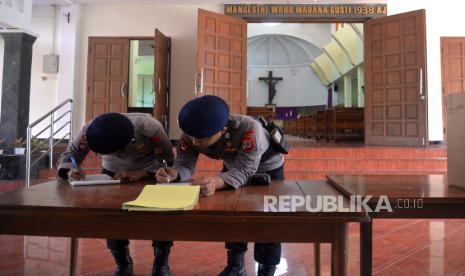 Petugas Tim Gegana Brimob Polda DIY menulis laporan usai sterilisasi gereja perayaan Natal 2023 di Gereja Katolik Santa Lidwina, Sleman, Yogyakarta, Kamis (21/12/2023). Sterilisasi ini dilakukan untuk upayan menjamin rasa aman dan nyaman masyarakat yang merayakan ibadah Natal 2023. Petugas memeriksa seluruh ruangan yang berada di kompleks gereja.