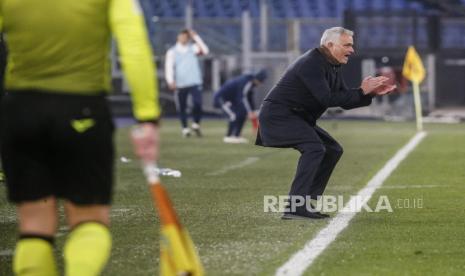 Pelatih kepala Roma Jose Mourinho bereaksi pada pertandingan sepak bola Serie A Italia antara AS Roma dan Cagliari Calcio di Roma, Italia, Senin (17/1) dini hari WIB.