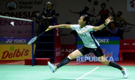 Pebulu tangkis tunggal putri Indonesia Putri Kusuma Wardani mengembalikan kok ke arah pebulu tangkis tunggal putri Jepang Akane Yamaguchi dalam babak 16 besar Kapal Api Group Indonesia Open 2023 di Istora Senayan, Jakarta, Kamis (15/6/2023). Putri Kusuma Wardani harus mengakui keunggulan pemain peringkat satu dunia tersebut dengan skor 15-21 dan 10-21.