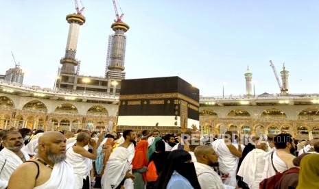  Ribuan jamaah haji mengelilingi Kabah di Masjidil Haram, di kota suci Mekah, Arab Saudi, Selasa, 5 Juli 2022. Arab Saudi diperkirakan akan menerima satu juta Muslim untuk menghadiri ibadah haji, yang akan dimulai pada 7 Juli, setelah dua tahun membatasi jumlahnya karena pandemi virus corona.