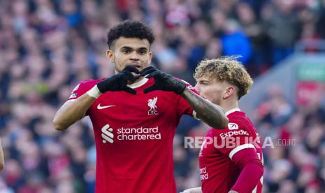 Pemain Liverpool Luis Diaz mencetak gol penyama kedudukan melawan Brighton. 