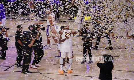 Para pemain Los Angeles Lakers merayakan kemenangan setelah Lakers mengalahkan Miami Heat 106-93 di Game 6 NBA Finals bola basket Minggu, 11 Oktober 2020, di Lake Buena Vista, Florida.