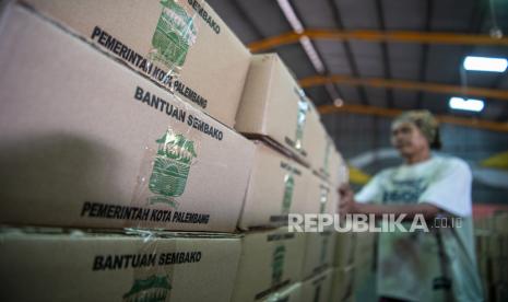 Pekerja menyusun kardus berisi paket sembako Bantuan Sosial (Bansos).