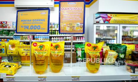 Tanda aturan pembelian dipasang untuk pembelian minyak goreng murah di toko ritel Indomaret, Sleman, Yogyakarta, Kamis (20/1/2022). Warga menyerbu toko ritel yang menjual minyak goreng murah dengan harga Rp 14 ribu untuk kemasan 1 liter dan Rp 28 ribu untuk kemasan 2 liter. Untuk menghindari pemborongan, pembelian juga dibatasi hanya 2 liter.